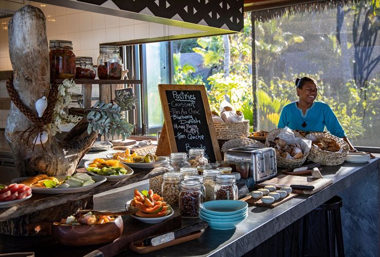 地元の新鮮な食材が並ぶレストラン