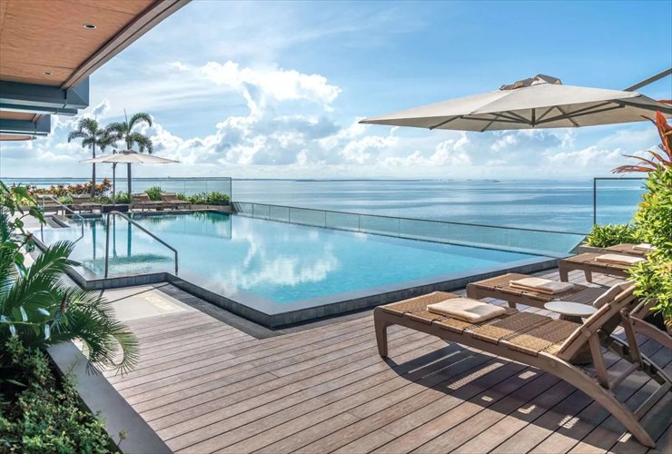 景色を一望できるプール