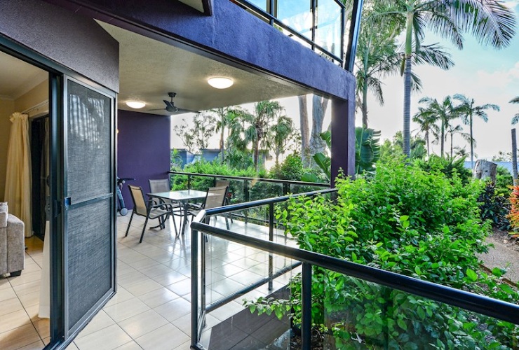 屋根付きのバルコニーからは美しい庭園をご覧いただけます