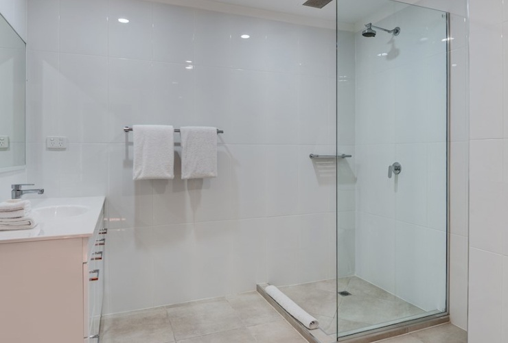 バスタブとシャワーブース付きのバスルーム