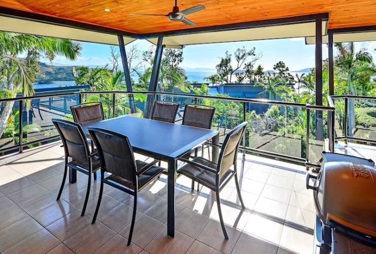 ラップアラウンドバルコニーには屋外ダイニングセットも完備