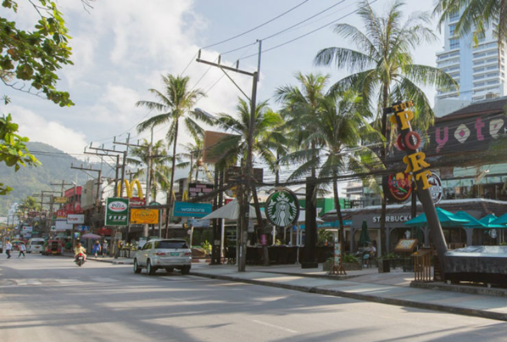 ホテルの目の前にはお店がいっぱい。