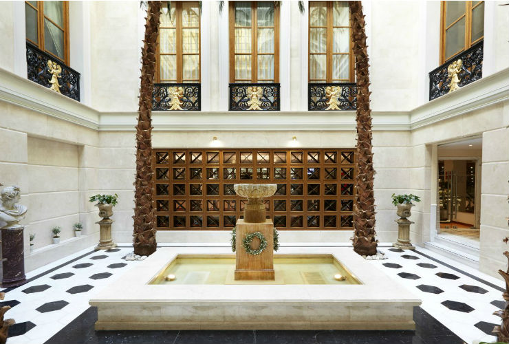 スパの入口も、宮殿の一角のよう。