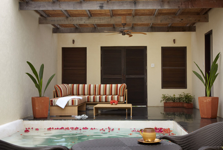 室内にプールが備わったお部屋