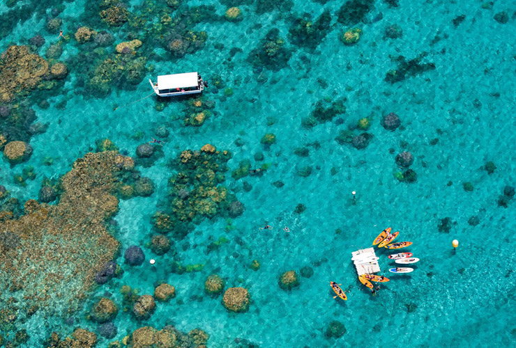 グラスボトムボートや多彩なマリンアクティビティ