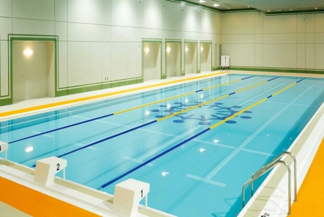 天然地下水を使用した屋内プール