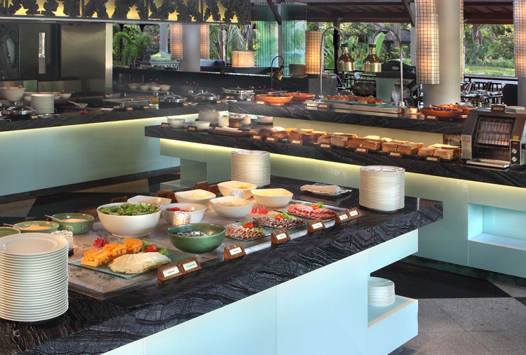 ドンビウレストランの朝食ビュッフェ風景