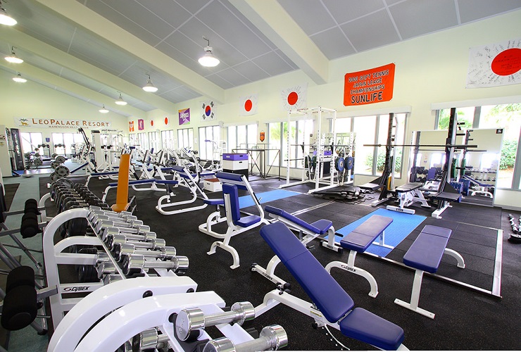 豊富なトレーニング器具を揃え、さまざまなスポーツに対応したスポーツジム