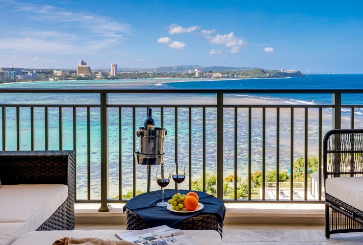 バルコニーからはタモン湾の絶景が見渡せます