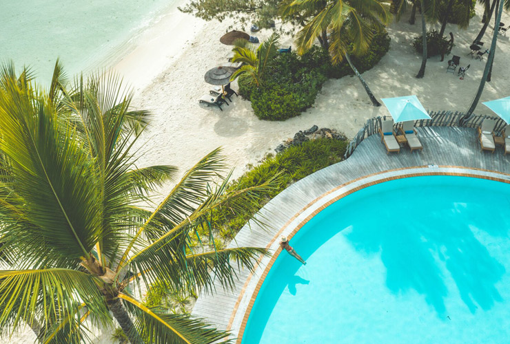 スイミングプールはビーチフロント