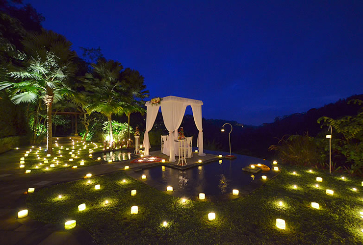 アユンウォーターでのロマンティック キャンドルライト ディナー