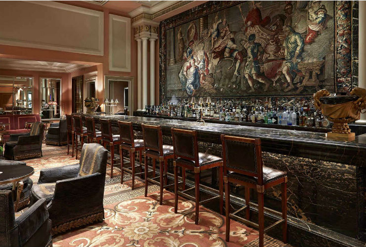 18世紀のタペストリーのある、有名な「アレクサンダーズ バー」。