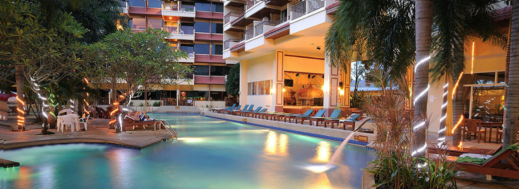 庭園のようなプールが特徴