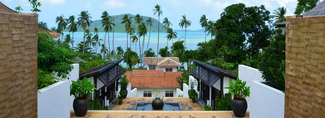 海の近くに並び建つヴィラ。