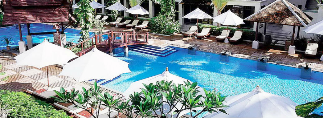 プールからのリゾートの様子。