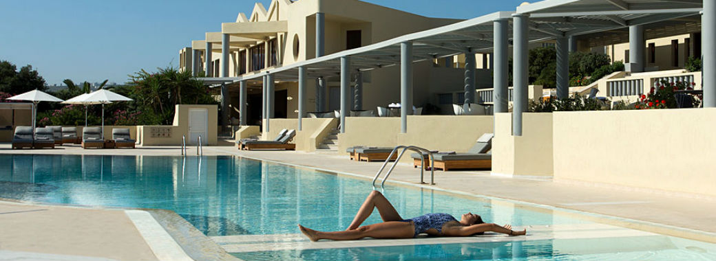 広大なプールのある現代的なホテルです。