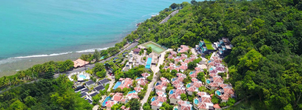 海に迫る丘の上に建つリゾート