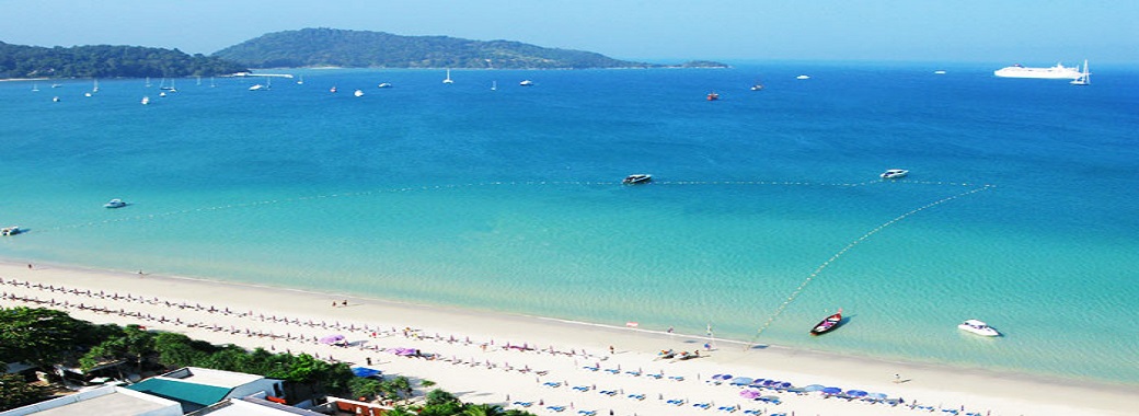 プールと現代的な建物が特徴のホテル