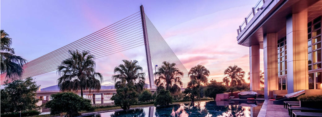 ハン川沿いに建つ豪華なホテル