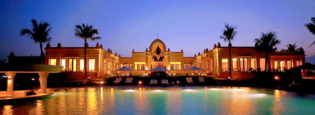 重厚なつくりの本館