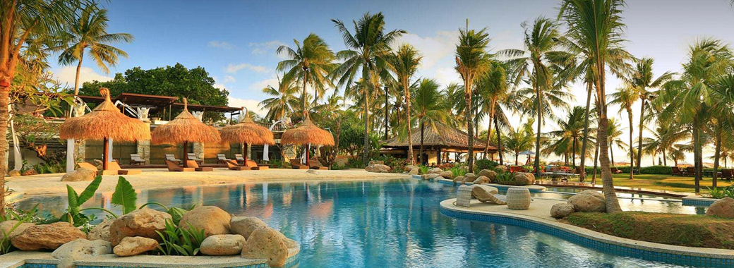 ホテルのプールと外観