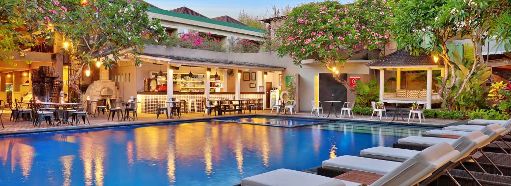 花が咲き誇るメインプール