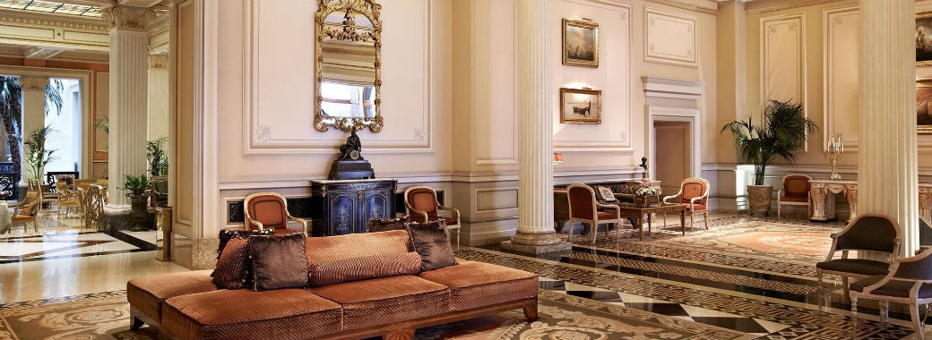 格式あるホテルのロビー。