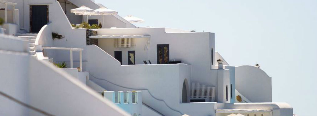 ギリシアらしい白亜のホテル。