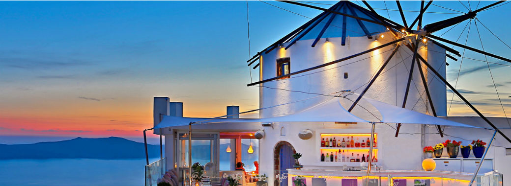 有名な夕日に照らされたホテル。