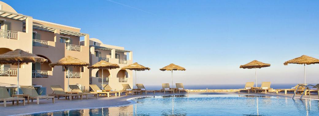 プールサイドからエーゲ海が。