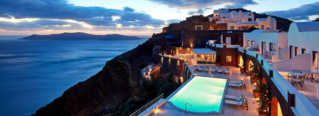 崖の上のホテルから絶景を。