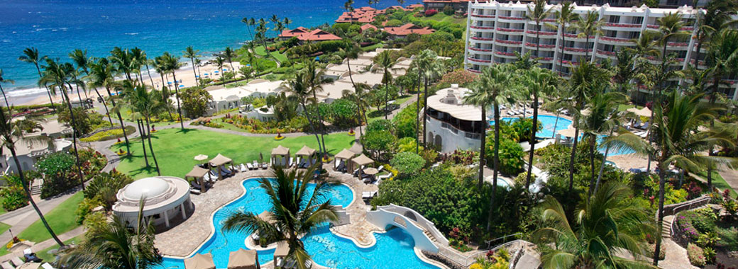 広大な敷地とプールエリア