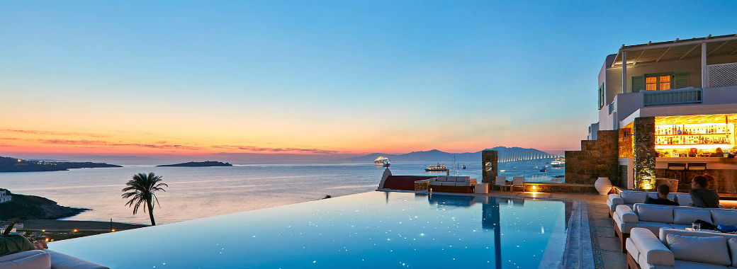 プールからの海がきれい。