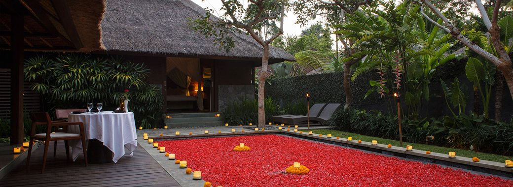 ヴィラのロマンティックディナー風景