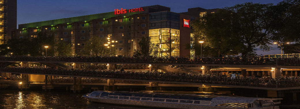 アムステルダム中央駅の隣