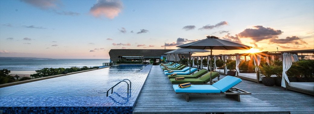 インフィニティプールがある屋上のバー