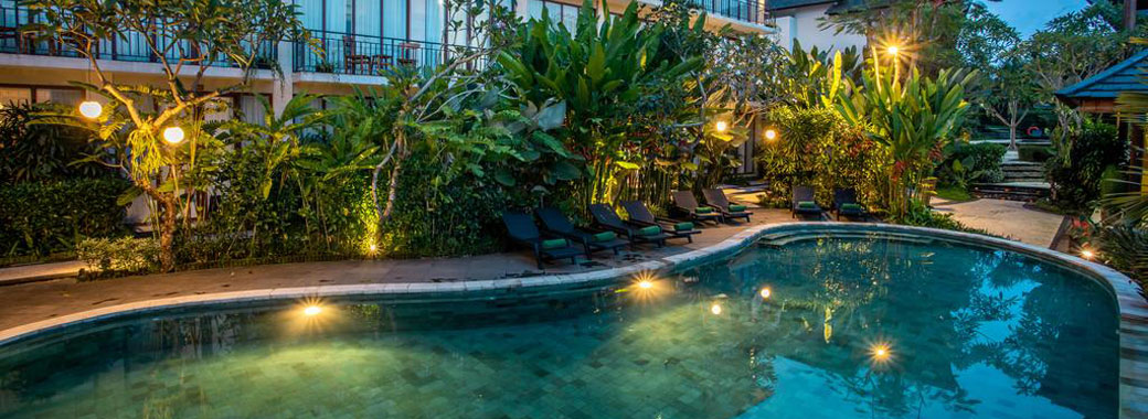 ホテル内のスイミングプール