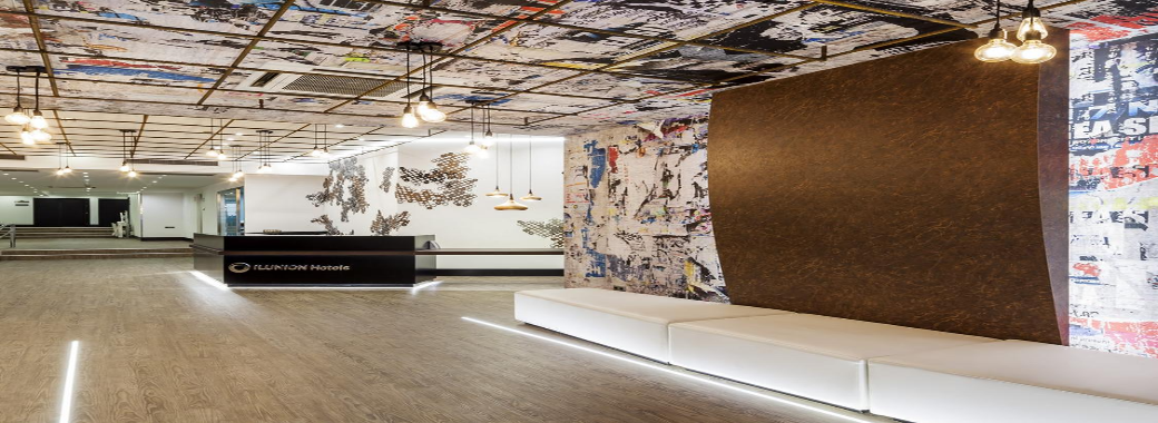 アーティスティックなホテルロビー