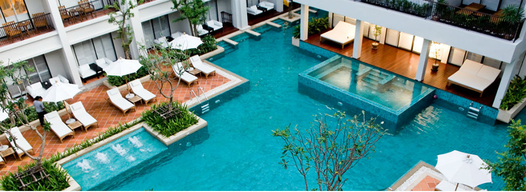 中庭にプールがあるホテル