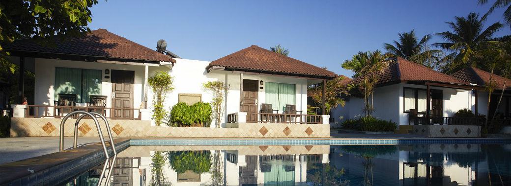 プールサイドのバンガロー。