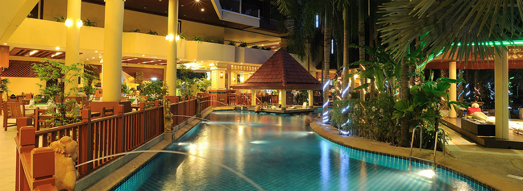 レストラン側からのプール