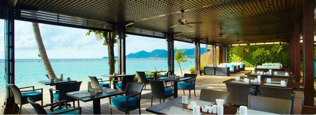 青い海を臨むレストラン。