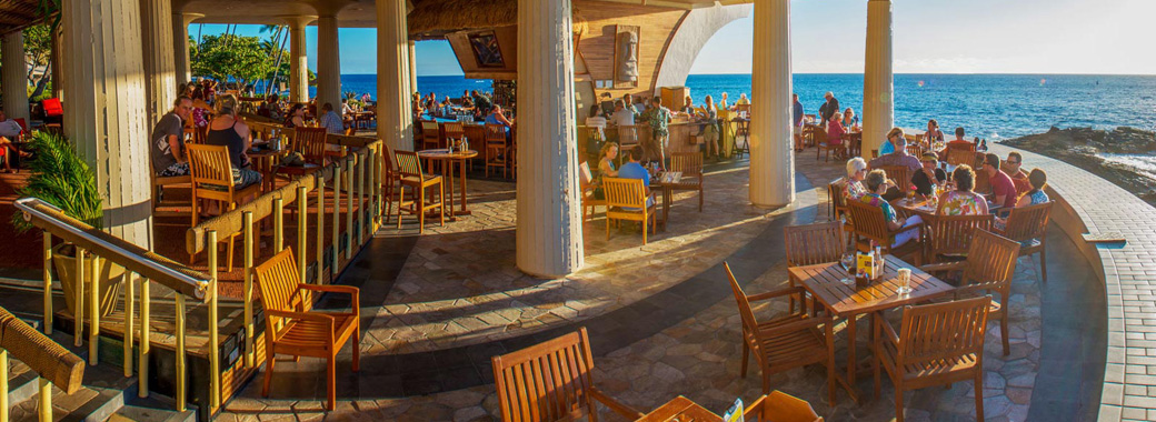 堂々と海に突き出した大型のホテル