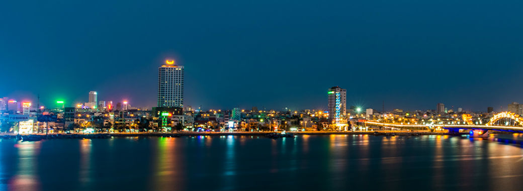 ダナンを流れるハン川対岸からのホテル