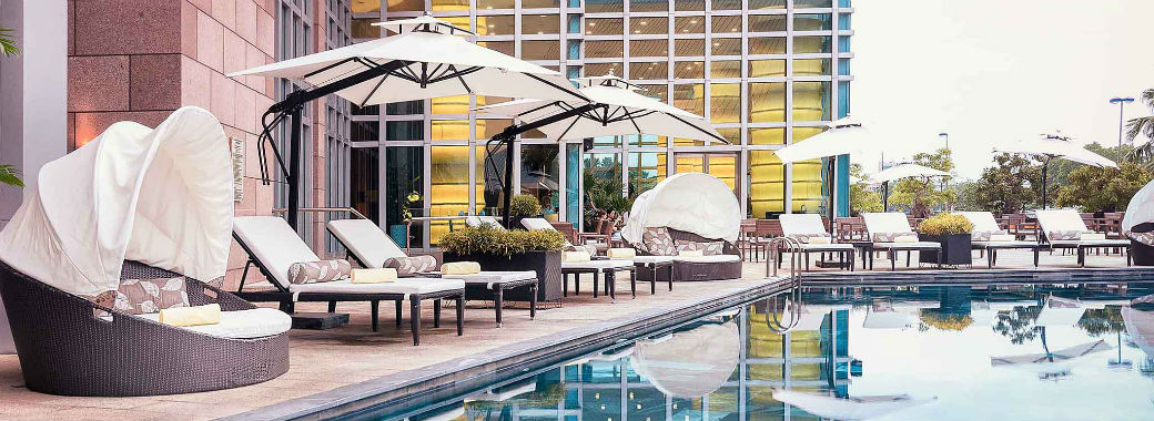 リッチな雰囲気のホテルの屋外プール