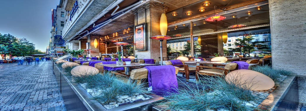 通りに面したテラス