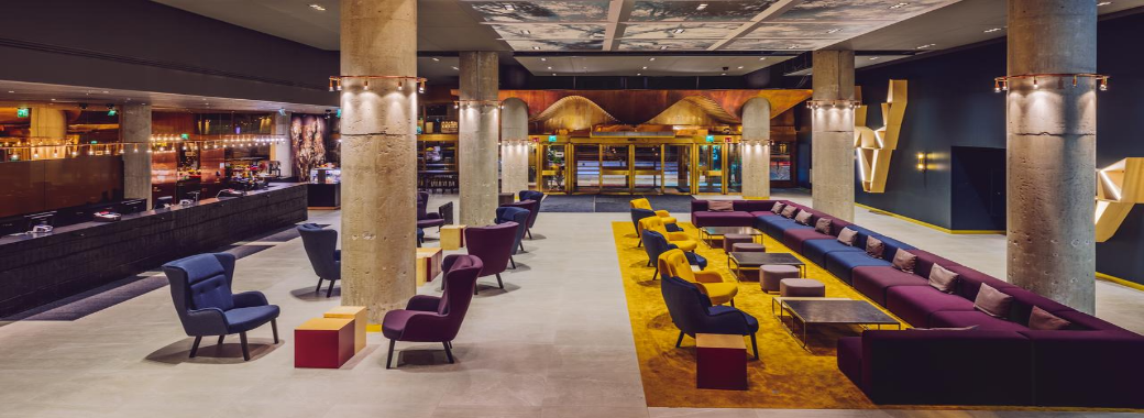 広々としたロビー