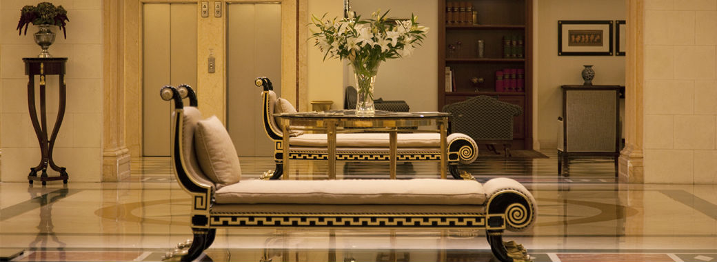 格調高いホテルのロビー。