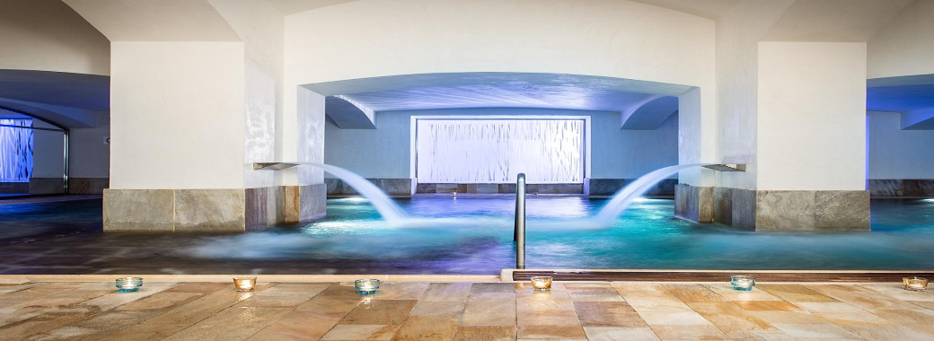 間接照明が綺麗な屋内プール