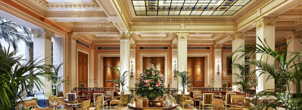 まるで宮殿のようなホテルの内装。